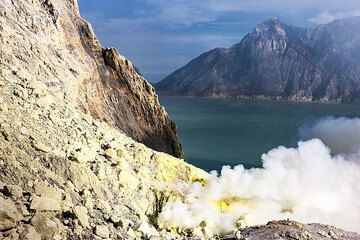 Кислотное кратерное озеро Иджен Кавах Иджен (Photo: Uwe Ehlers / geoart.eu)