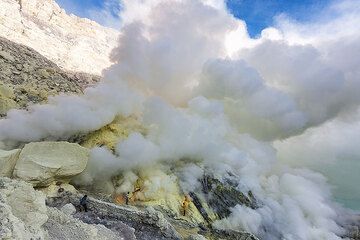 Steam from the fumaroles of Ijen (Photo: Uwe Ehlers / geoart.eu)