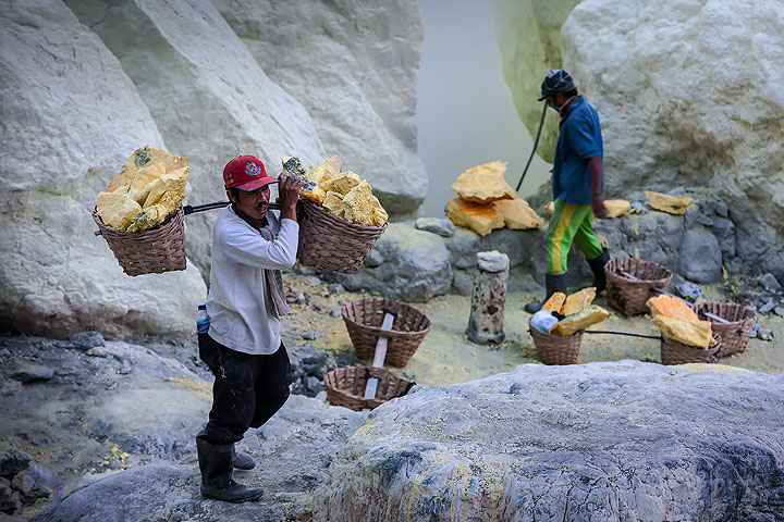 Loading the baskets with sulfur (Photo: Uwe Ehlers / geoart.eu)
