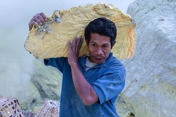 Large plate of pure sulfur (Photo: Uwe Ehlers / geoart.eu)