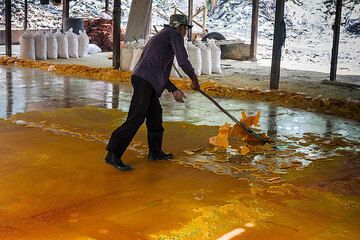 Scraping off thin plates of pure sulfur after it has cooled. (Photo: Uwe Ehlers / geoart.eu)
