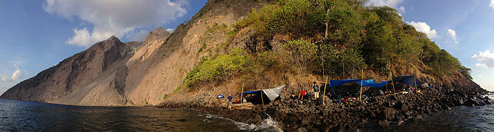 Camp Batu Tara (expédition 2014), mer de Flores, Indonésie (Photo: Gian Schachenmann)