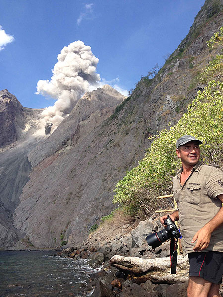 Tom Pfeiffer am Vulkan Batu Tara (Indonesien) (Photo: Gian Schachenmann)