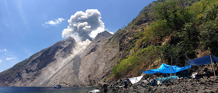 Ausbruch des Vulkans Batu Tara im November 2014 (Floressee, Indonesien) (Photo: Gian Schachenmann)