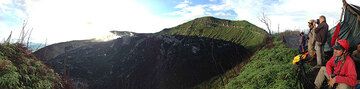 Vista panorámica sobre el cráter de Ibu con su cúpula de lava (Halmahera, Indonesia) (Photo: Gian Schachenmann)