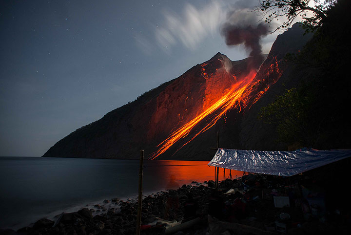 Éruption du volcan Batu Tara en novembre 2014 (mer de Flores, Indonésie) (Photo: Gian Schachenmann)