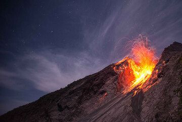 Eruption from Batu Tara volcano in Nov 2014 (Flores Sea, Indonesia) (Photo: Gian Schachenmann)