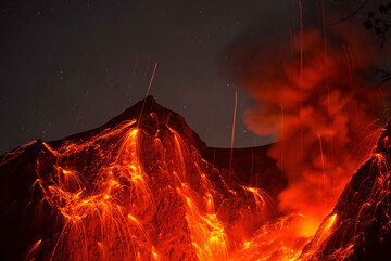 Zoom onto an eruption from Batu Tara volcano in Nov 2014 (Flores Sea, Indonesia) (Photo: Gian Schachenmann)