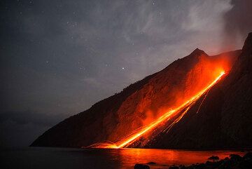 Erupción del volcán de Batu Tara en Nov de 2014 (mar de Flores, Indonesia) (Photo: Gian Schachenmann)