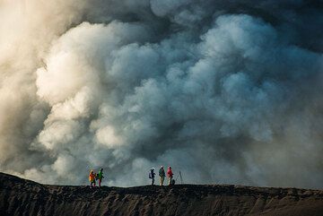 Ausbruch des Vulkans Dukono im November 2014 (Halmahera, Indonesien) (Photo: Gian Schachenmann)