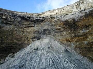 Small cone inside Ol Doinyo Lengai volcano's crater (early Dec 2017) (Photo: Gian Schachenmann)