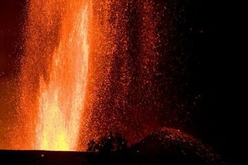Lava fountain during Nyamuragira's eruption in November 2011 (Photo: Gian Schachenmann)