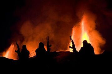 Observando las fuentes de lava del volcán Nyamuragira (RD Congo) en noviembre de 2011 (Photo: Gian Schachenmann)