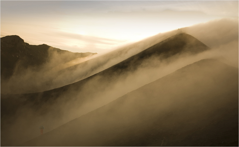 Kürzlich aufgenommen auf dem Gipfel des Stromboli, Italien. Wundervoll klarer Himmel, bis wir den Gipfel erreichten, und dann begannen die Wolken aufzuziehen. Dieses Bild wurde aufgenommen, kurz bevor wir in dichten Nebel eintauchten. (Photo: hedgepig)