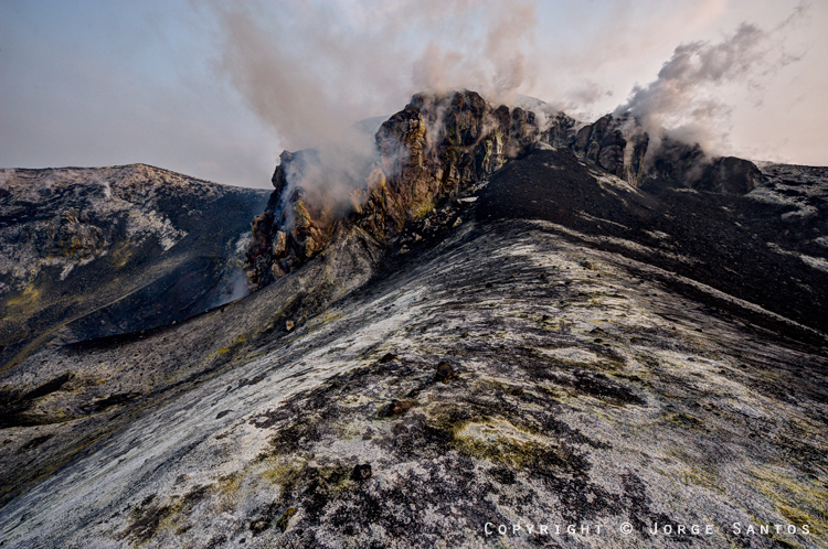 Anak Krakatau-Felsmassiv auf der Westseite in der Nähe des Hauptschlots (Photo: jorge)