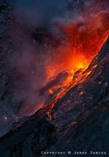 Activité strombolienne du cratère du volcan Batu Tara, Indonésie (Photo: jorge)