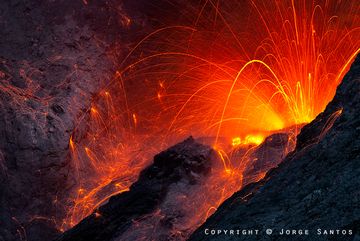 Eruption from Batu Tara volcano (Indonesia) close up (Photo: jorge)