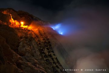Ijen-The melted sulphur is collected through a system of pipes and channels (Photo: jorge)