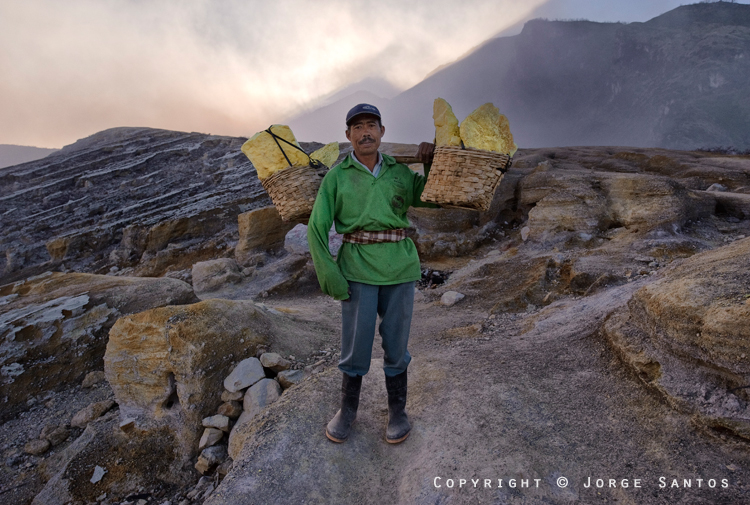 Ijen-Miners carry between 50Kg to 75Kg of sulphur (Photo: jorge)