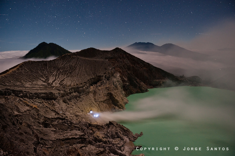 Ijen-Kawah Ijen-Krater im Mondlicht mit brennenden Feuern (Photo: jorge)