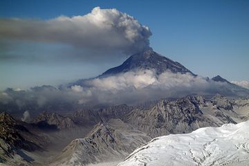 Redoubt volcano (Alaska): Fresh snow in the foreground strikingly contrasts with grey ash on the volcano's SE flank and peaks SE of it. (Photo: marcofulle)