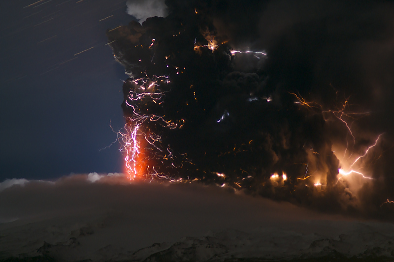 Fireworks over Eyjafjallajökull volcano and incandescence at the base of the eruption column (16 April 2010) (Photo: marcofulle)