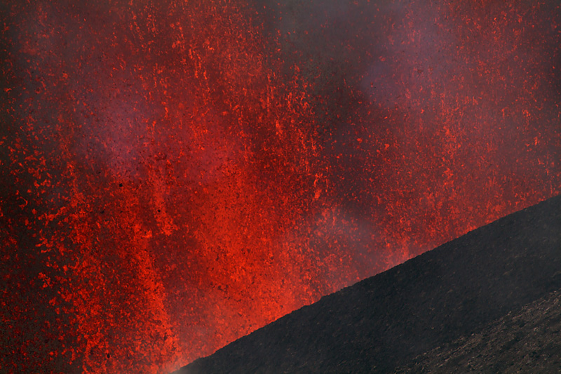 Zoom onto the lava fountains during Etna's New SE crater paroxysm on 12 Aug 2011 (Photo: marcofulle)
