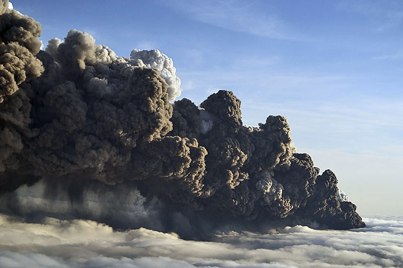 Ash clouds from the eruption site of Eyjafjallajökull's eruption in Iceland in April 2010; note ash precipitating from the clouds on to the stratocumulus clouds. (Photo: marcofulle)