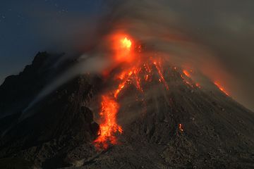 Coulée pyroclastique incandescente du volcan Soufrière Hills de Montserrat la nuit (Photo: marcofulle)