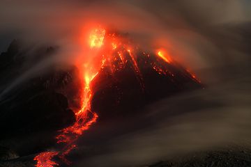 Flujo piroclástico incandescente del volcán Soufrière Hills de Montserrat durante la noche (Photo: marcofulle)