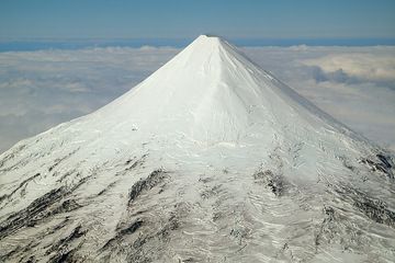 Except for the topmost part Shishaldin's uppermost flanks are covered by glaciers. Their fast flow leads to intensive crevassing. (Photo: marcofulle)