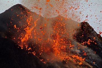 Exploding lava bubble at the eastern cone of Stromboli volcano (May 2009) (Photo: marcofulle)