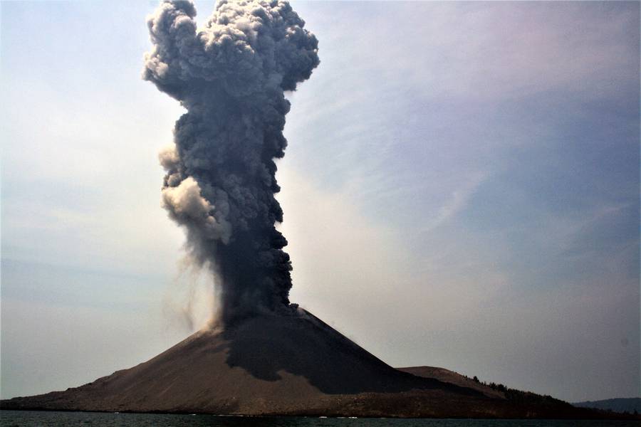 Typischer Vulkanausbruch des Anak Krakatau, bevor er Ende 2018 einstürzte. (Photo: mlyvers)