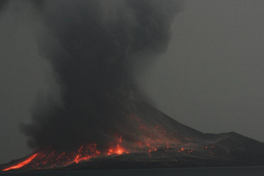 Ash cloud rises from a pyroclastic flow at Krakatau volcano, September 2009. (Photo: mlyvers)