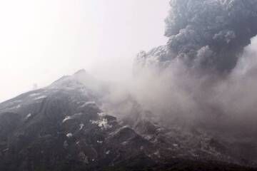 Saturation bombing, Sakurajima volcano. This explosion made the loudest noise I have ever heard. (Photo: mlyvers)