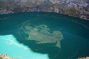 Sulfur whirlpool in one of the Kelimutu crater lakes. (Photo: mlyvers)