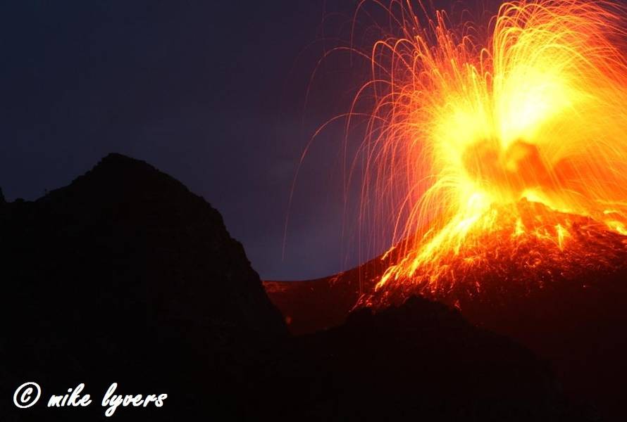 Mächtiger Ausbruch des Vulkans Stromboli im Mai 2013 vom Aussichtspunkt Sciara aus gesehen. (Photo: mlyvers)