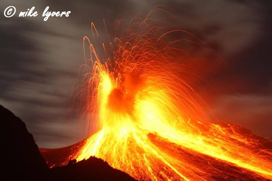 Explosion des Vulkans Stromboli aus Sicht des Restaurants Osservatorio an seinem Fuß. (Photo: mlyvers)