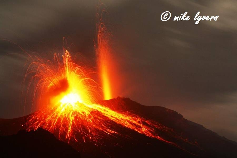 Am Vulkan Stromboli brechen gleichzeitig zwei Schlote aus. (Photo: mlyvers)