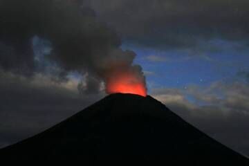 Karymsky-Vulkan leuchtet in der Abenddämmerung. (Photo: mlyvers)