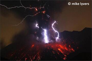 Vulkan Sakurajima (Japan) mit spektakulären Vulkanblitzen während einer Explosion im Mai 2012. (Photo: mlyvers)