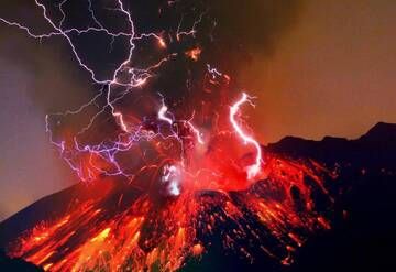 Longer exposure of Sakurajima night eruption with abundant volcanic lightning. (Photo: mlyvers)