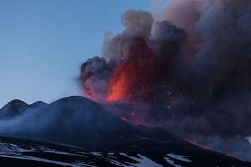 Beginnende Lavafontänen aus dem New SE-Krater während des Paroxysmus des Vulkans Ätna am 27. April 2013 (Photo: Martin Rietze)