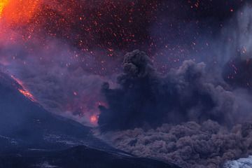 Zoom onto the ash cloud generated by the opening of a new fissure during the 27 April paroxysm at Etna volcano (Photo: Martin Rietze)