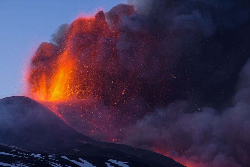Lavafontänen aus dem Krater New SE während des Ausbruchs des Vulkans Ätna am 27. April 2013 (Photo: Martin Rietze)