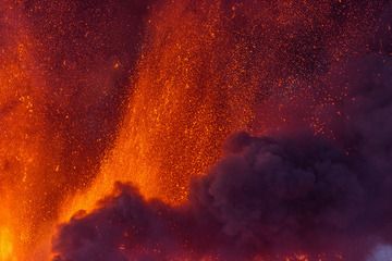 Während des Ausbruchs des Vulkans Ätna am 27. April 2013 brach eine Lavawand aus dem New SE-Krater aus (Photo: Martin Rietze)
