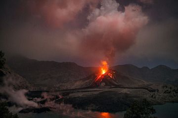 Strombolian explosion from Barujari cone and steaming from the recently active fresh lava flows (21 Nov 2015, Rinjani volcano, Lombok, Indonesia) (Photo: Martin Rietze)