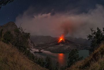 Fish-eye view over Rinjani's caldera with erupting Barujari cone on 21 Nov 2015 evening (Lombok, Indonesia) (Photo: Martin Rietze)