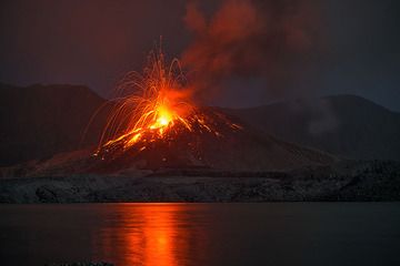 Strombolian explosion from Barujari cone and reflection on Segara Anak crater lake (Rinjani volcano eruption, Nov 2015, Lombok, Indonesia) (Photo: Martin Rietze)