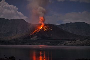 Morning view of Rinjani's Barujari cone in eruption on 22 Nov 2015 (Lombok, Indonesia) (Photo: Martin Rietze)